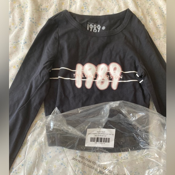 1989 Taylor’s Version long sleeved black crop top XS Taylor Swift Official Merch - Picture 2 of 2